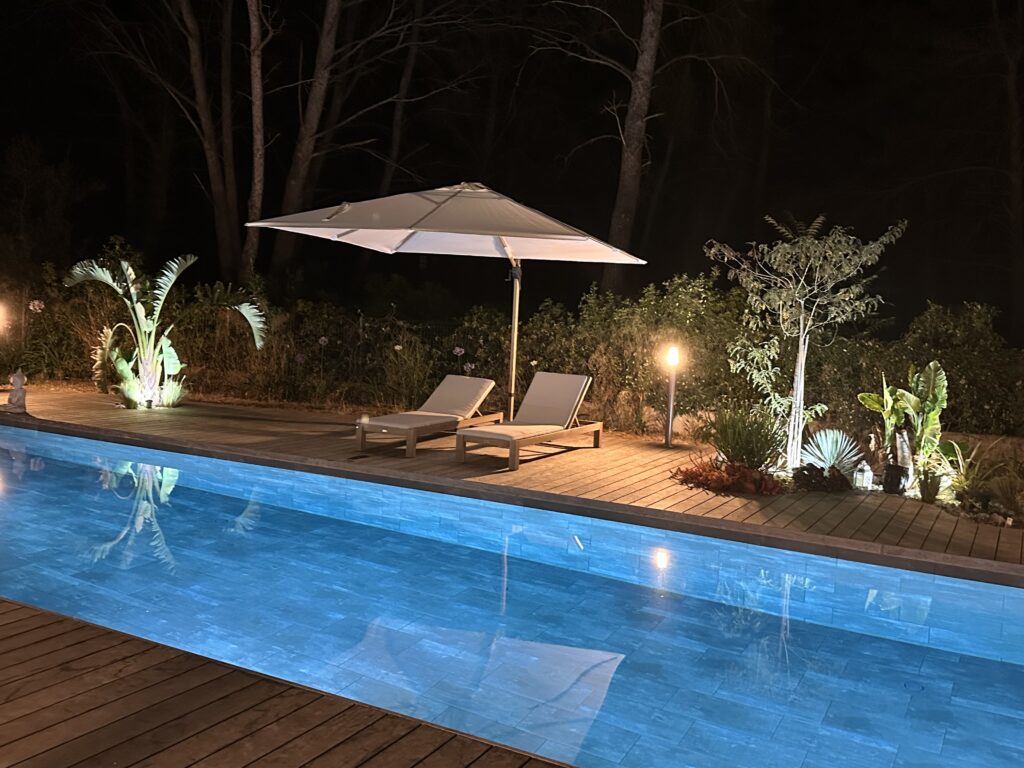 Piscine illuminée avec chaises longues. Pandora Suite Sanary